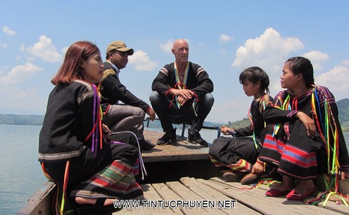 TRẦN LÊ KHA Diễn viên Jack David (giữa) cùng các chàng trai, cô gái trong trang phục truyền thống dân tộc Ê Đê dạo thuyền trên lòng hồ thủy điện Sông Ba Hạ - Ảnh: LÊ KHA